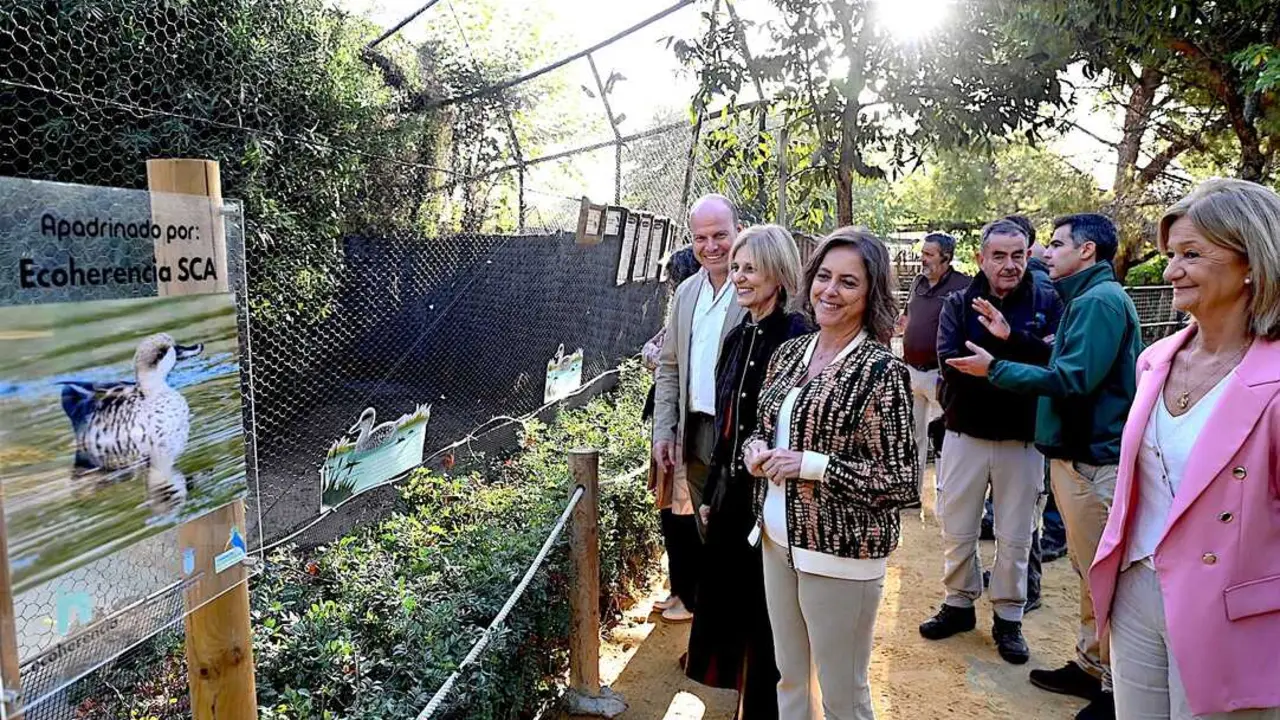  La alcaldesa junto a la consejera visitando el h&aacute;bitat de la cerceta pardilla en el Zoo de Jerez. | jerez.es 