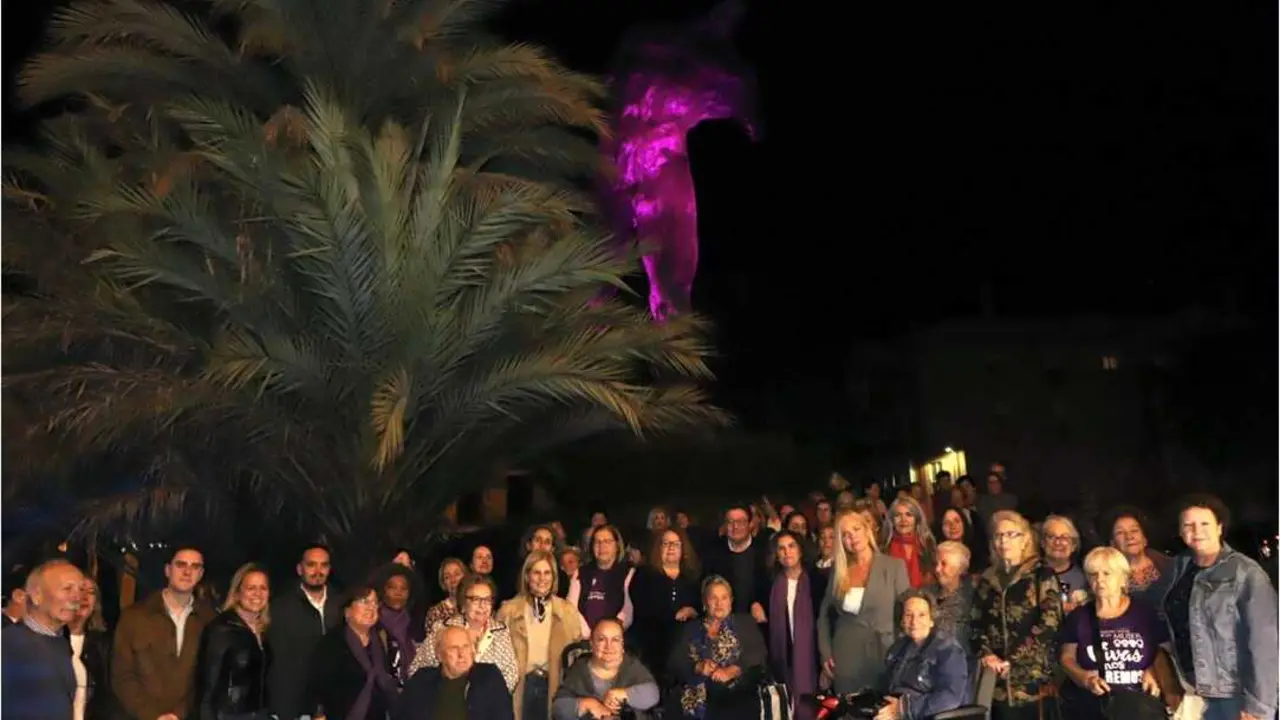  La inauguraci&oacute;n del monolito y el Minotauro iluminado de morado. |  jerez.es 