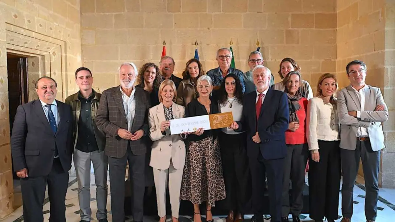  Garc&iacute;a-Pelayo y Patricia del Pozo, con miembros de la plataforma ciudadana por Asta Regia. | Viva Jerez. 
