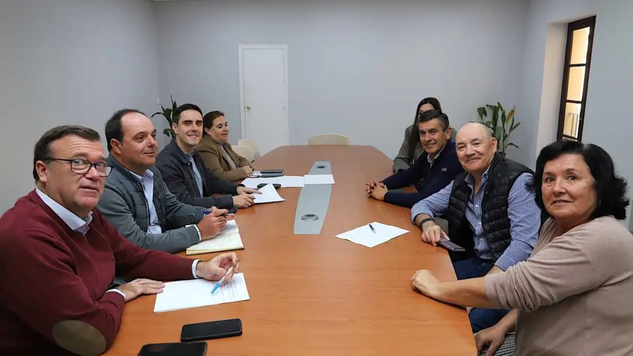  Jaime Espinar, con los representantes vecinales de P&iacute;o XII. | Viva Jerez. 