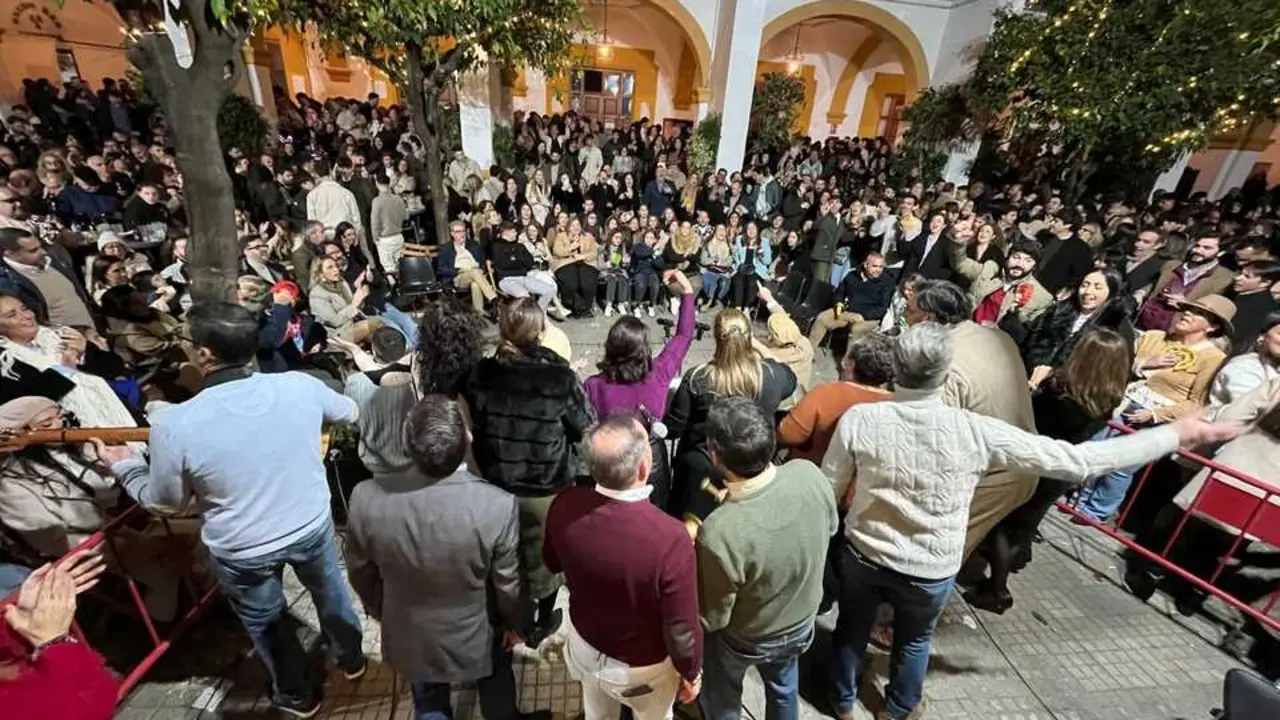  Zambomba de la Hermandad de la Borriquita en el patio de San Jos&eacute;. | Viva Jerez. 