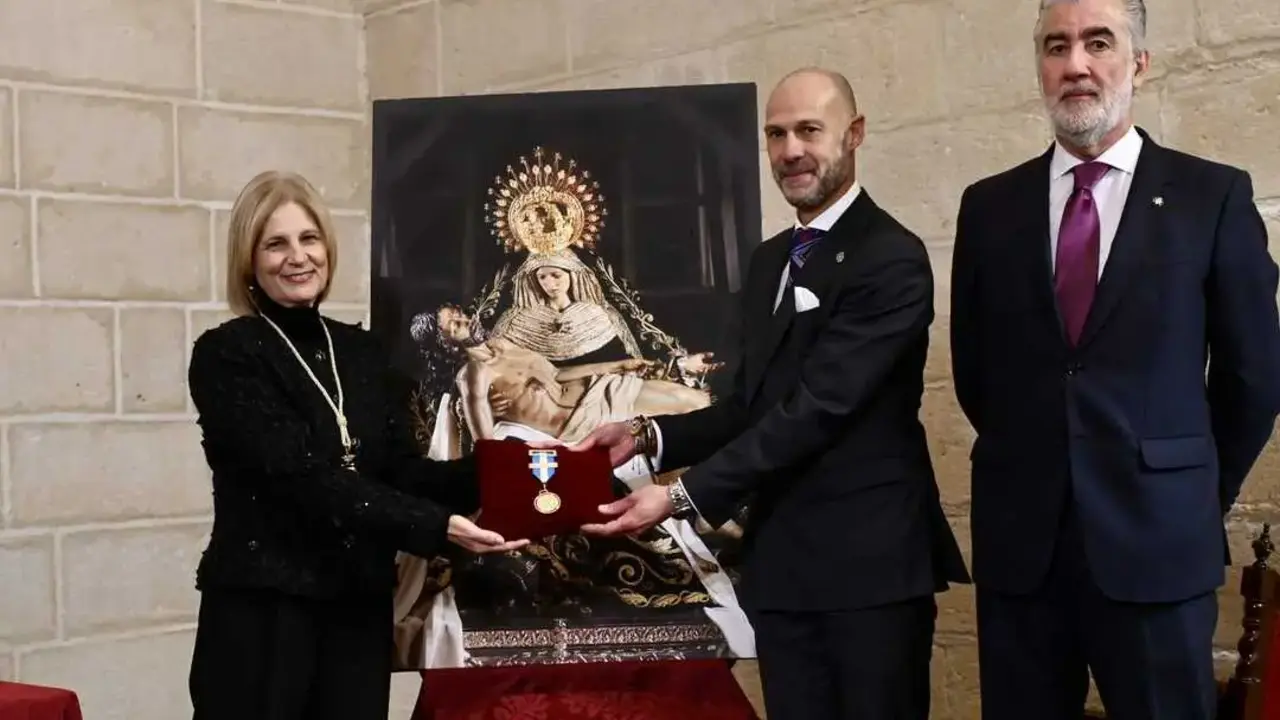 La alcaldesa haciendo entrega de la medalla al hermano mayor de Las Angustias. | jerez.es
