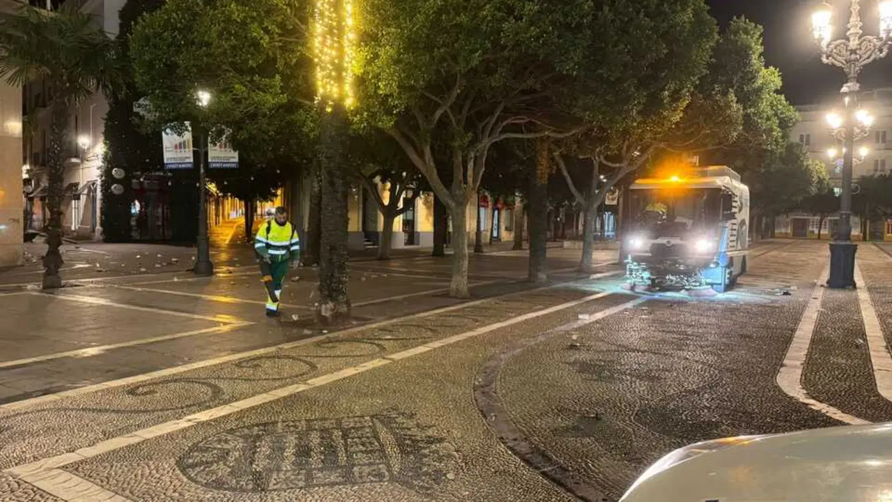  El operativo de Navidad est&aacute; incidiendo en la limpieza de las zonas de mayor concentraci&oacute;n de personas. | Viva Jerez. 
