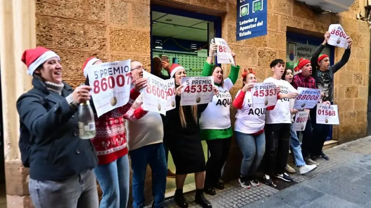 Premios de la Loter&iacute;a en el Gato Negro, en C&aacute;diz. | Eulogio Garc&iacute;a