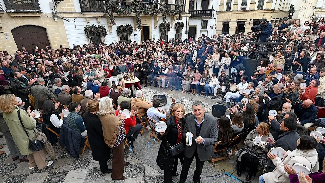  La alcaldesa y Antonio Sanz en la zambomba de la plaza de la Asunci&oacute;n. |  Jerez.es 