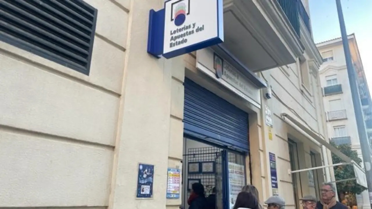  Colas a las puertas de El Para&iacute;so.  - Viva 