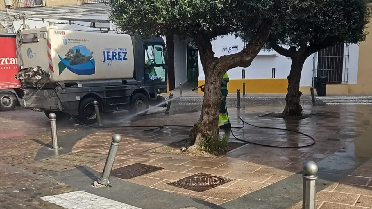  Operarios de UTE Jerez limpiando calles de Jerez tras las zambombas. |  jerez.es 