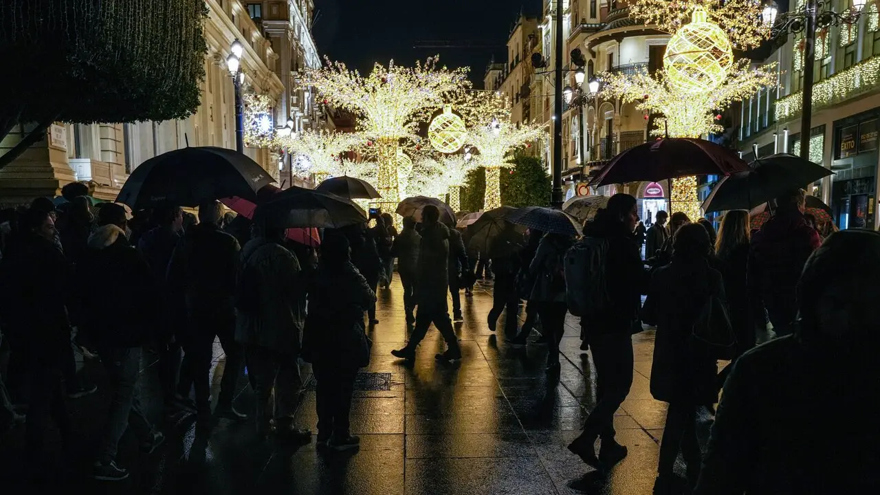  Ambiente navide&ntilde;o en Sevilla pese a la lluvia. | EP 