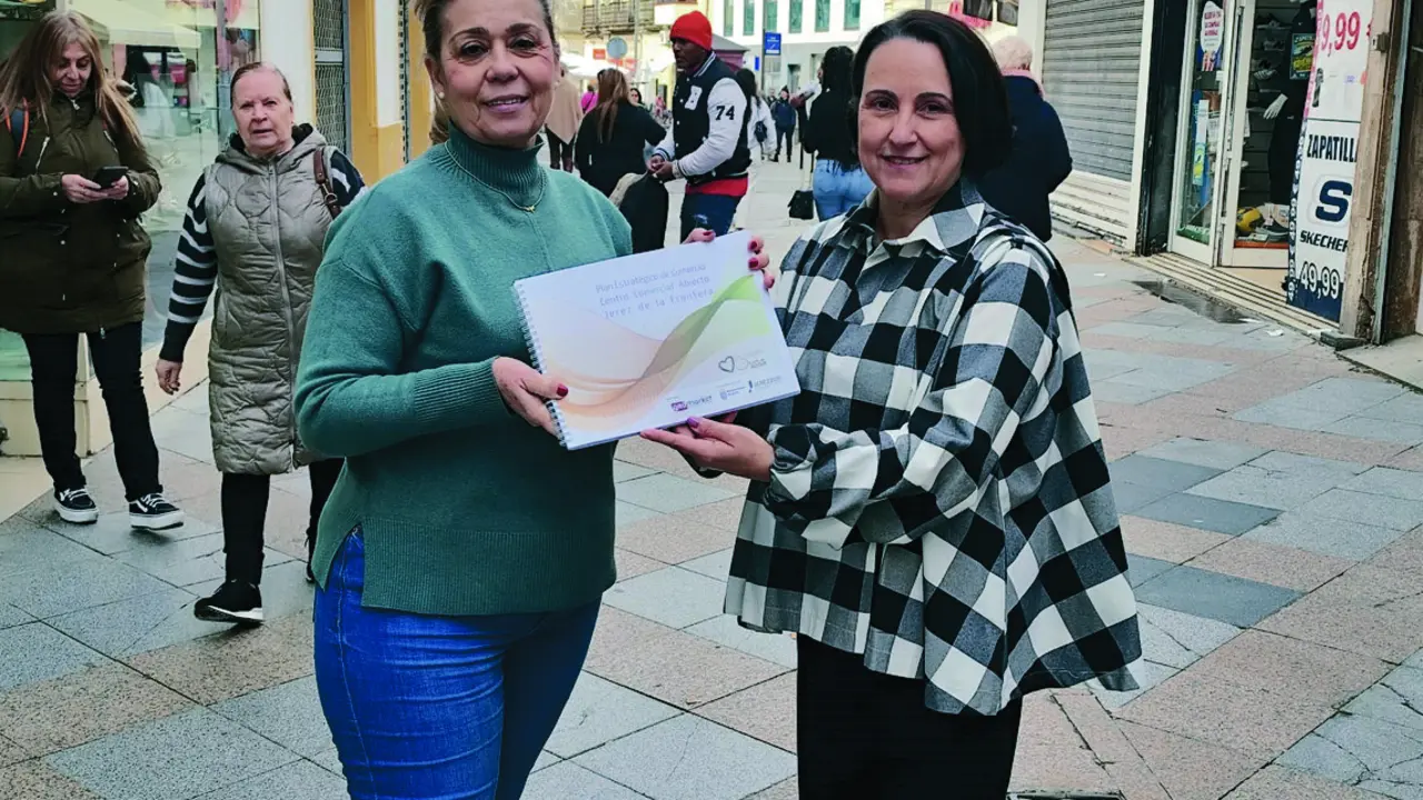  Ana Mar&iacute;a P&eacute;rez Chac&oacute;n, presidenta de Acoje, con Nela Garc&iacute;a, delegada de Comercio. | viva 