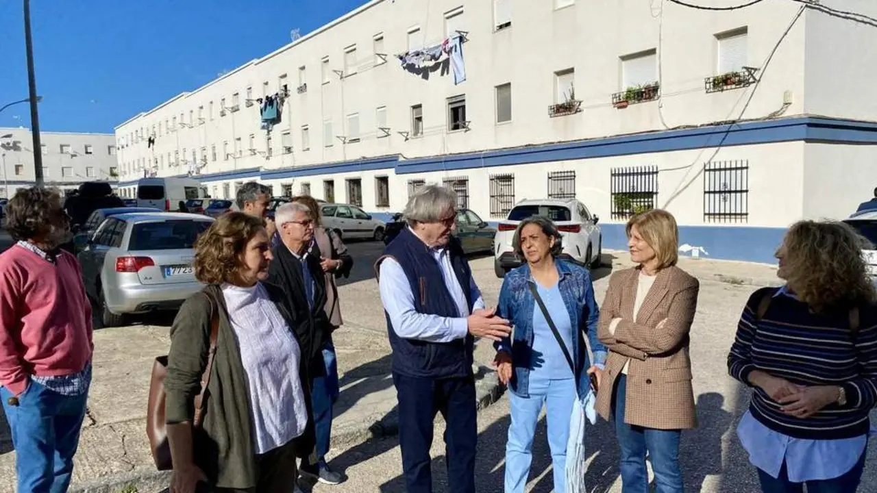 La alcaldesa con los vecinos de La Asunci&oacute;n durante una visita de este a&ntilde;o pasado - Jerez.es 