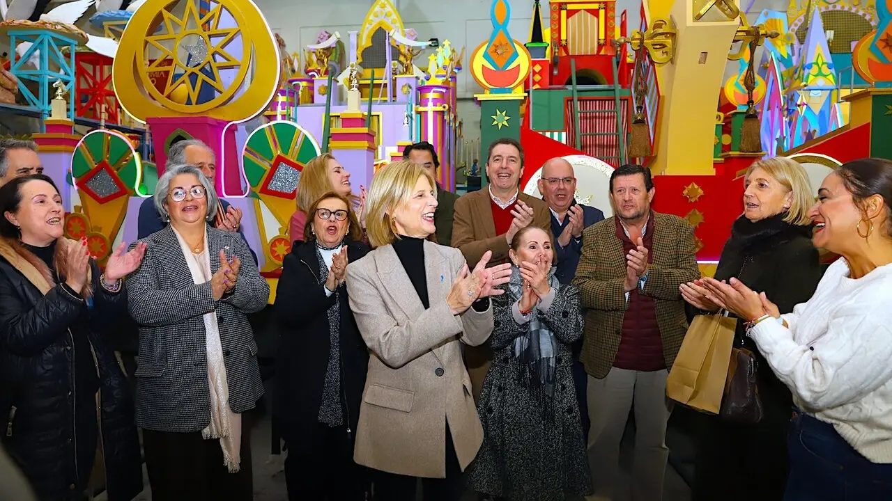  La alcaldesa con los representantes de los Reyes Magos visitando las carrozas de la Cabalgata. |  jerez.es 