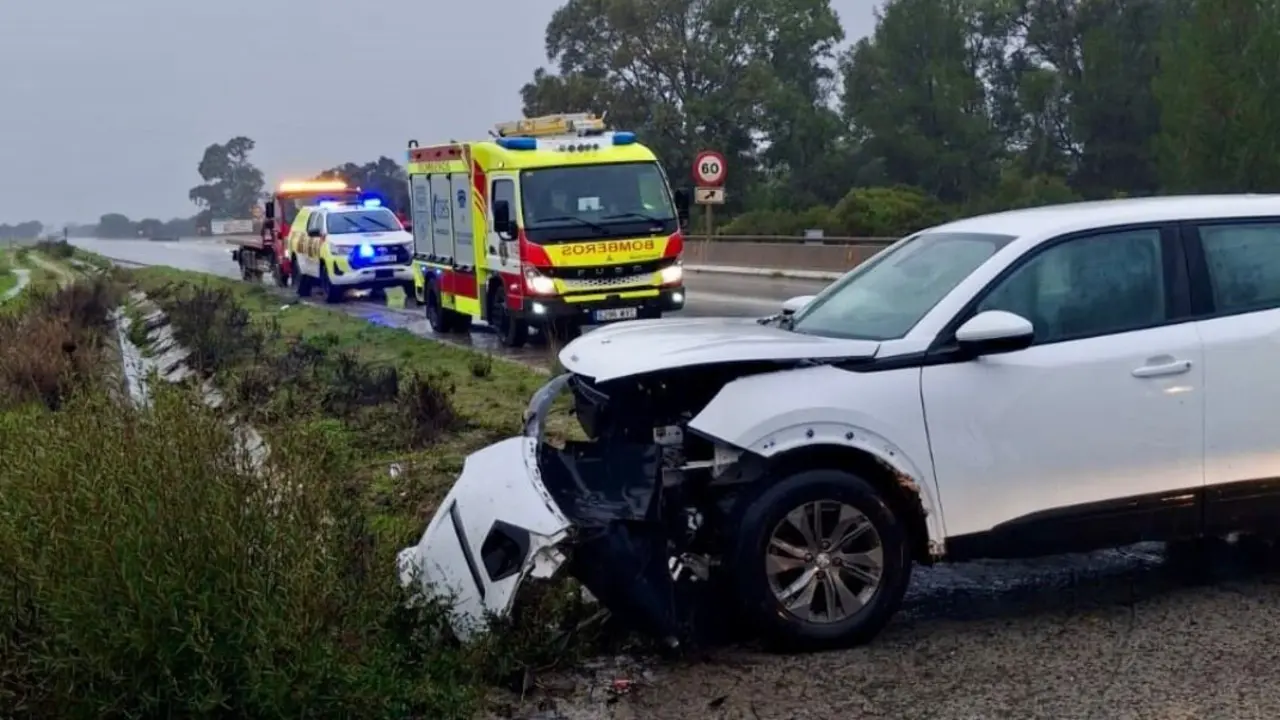  Veh&iacute;culo siniestrado en el tramo de la A-2003 entre La Barca y San Jos&eacute; del Valle. | Bomberos. 