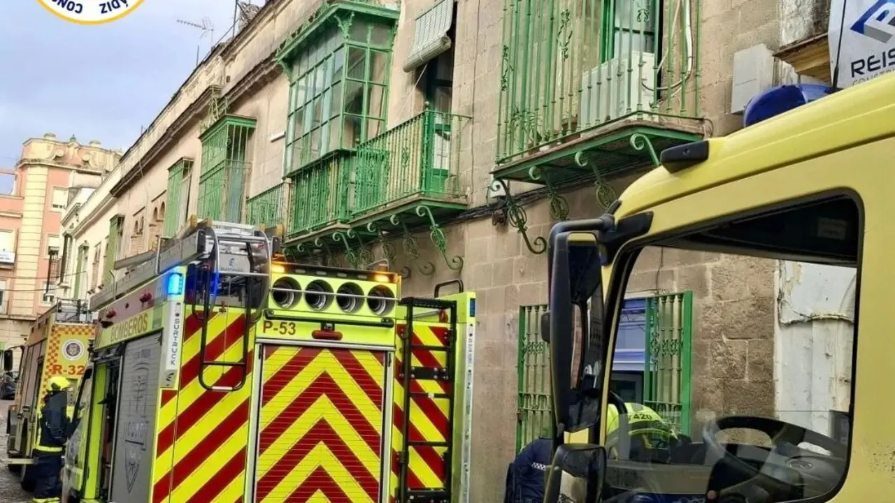  Los veh&iacute;culos de bomberos en la vivienda de la calle Bodegas. | Bomberos 