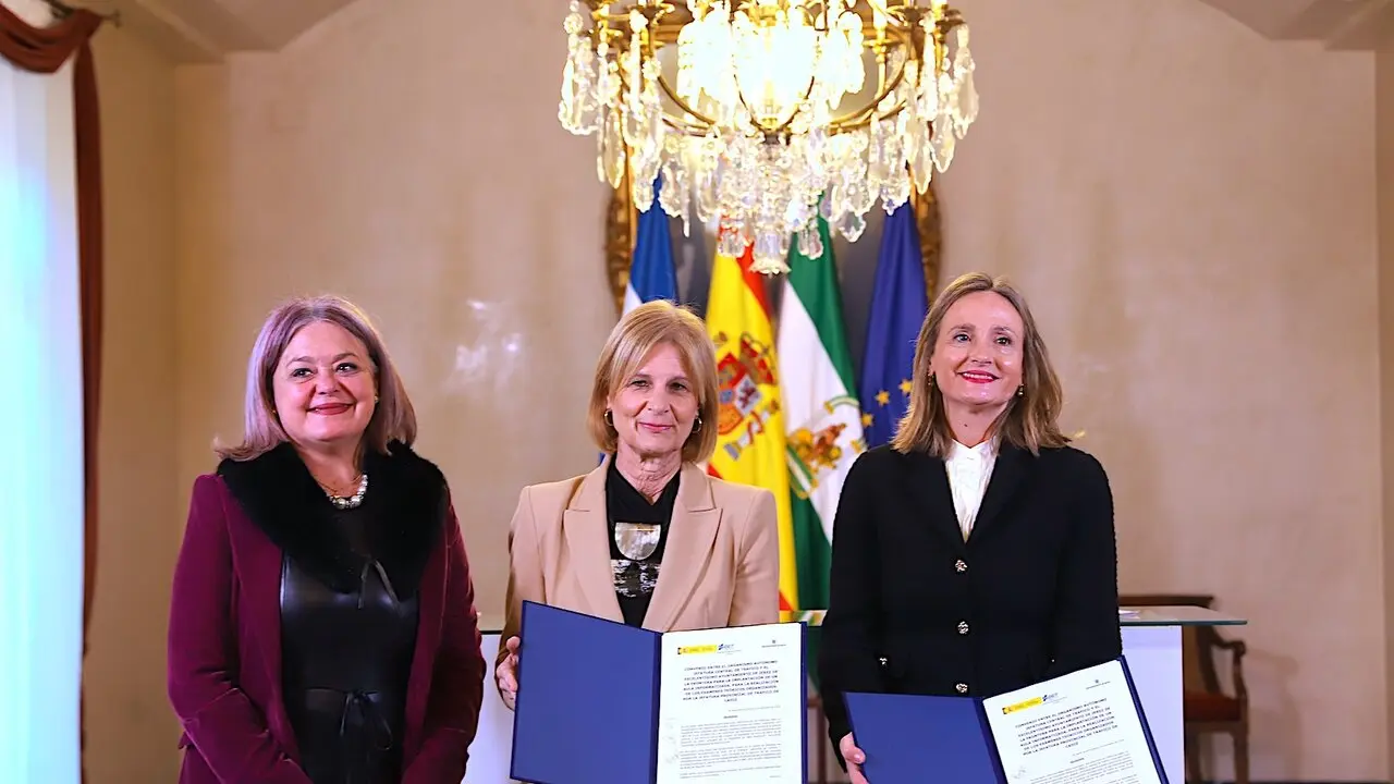  La alcaldesa en la firma del convenio con la Jefatura de tr&aacute;fico. | jerez.es 