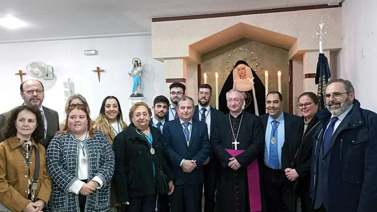  Miembros de la agrupaci&oacute;n de los Desamparados, con monse&ntilde;or Rico Pav&eacute;s - Andaluc&iacute;a Informaci&oacute;n 