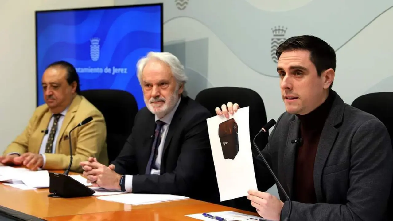  Jaime Espinar, mostrando el modelo de contenedor marr&oacute;n.  - Andaluc&iacute;a Informaci&oacute;n 