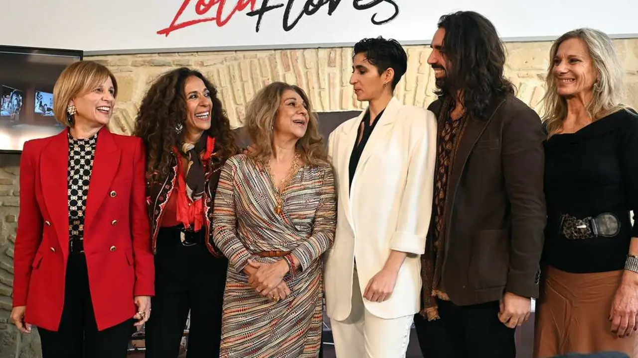  Garc&iacute;a-Pelayo, con la familia Flores, en la presentaci&oacute;n de este proyecto, hace ahora un a&ntilde;o. | Viva Jerez. 
