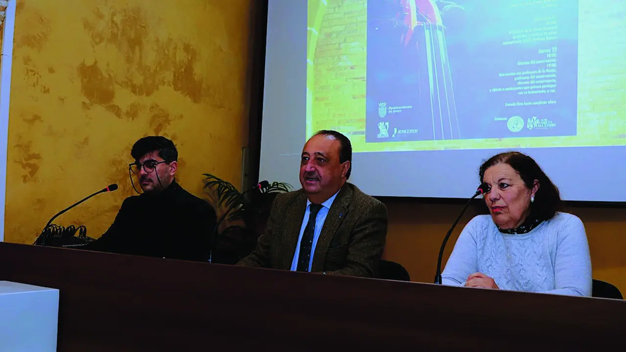  Francisco Zurita, en el centro, junto a Luis Alfonso Rom&aacute;n y Magdalena Garrido. |  viva jerez 