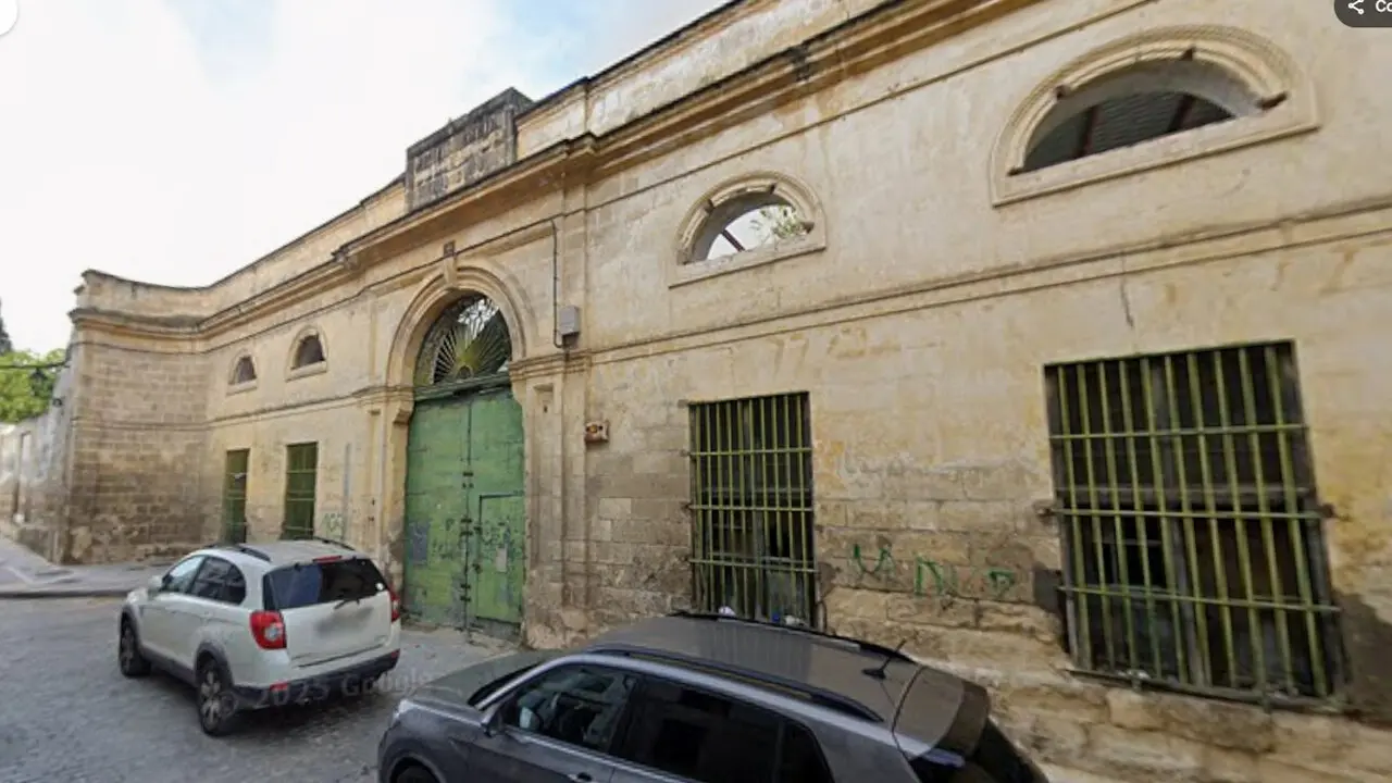  La bodega de la calle Cristal que sale a licitaci&oacute;n por Emuvijesa. |  Google Maps 
