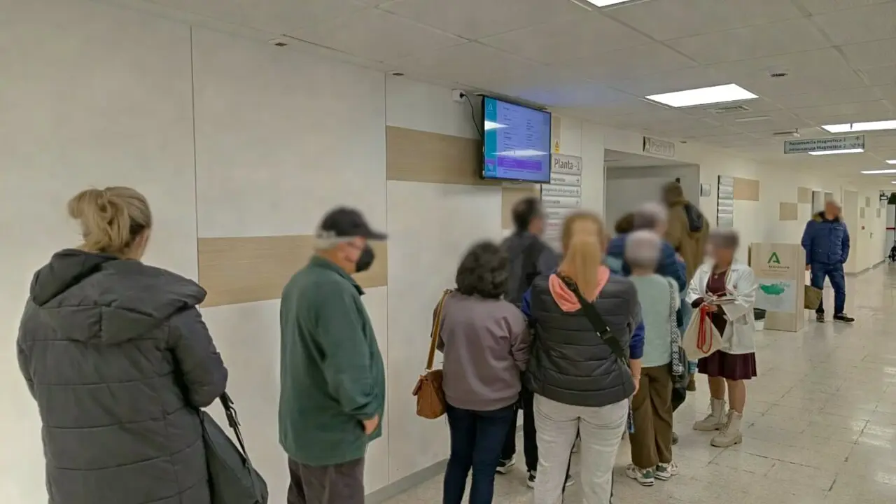  Colas de usuarios en el Hospital de Jerez. | CCOO. 
