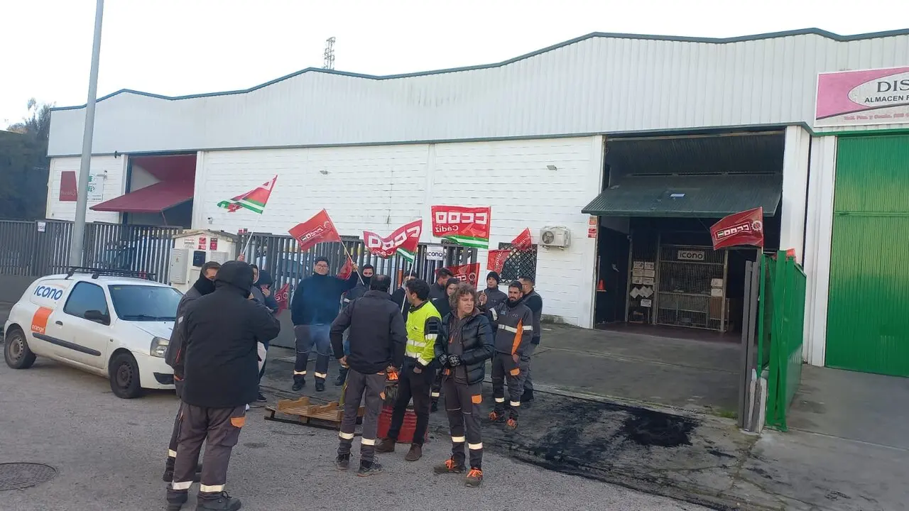  Trabajadores de Icono Enterprise, concentrados ante la sede de la empresa en Jerez. | Viva Jerez. 