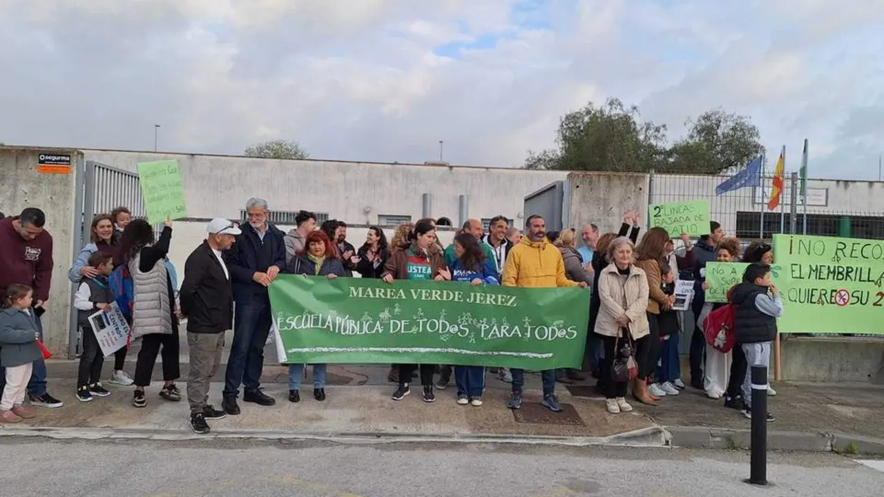  Imagen de una protesta llevada a cabo el pasado curso ante las puertas de El Membrillar contra el recorte de aulas. | Viva 