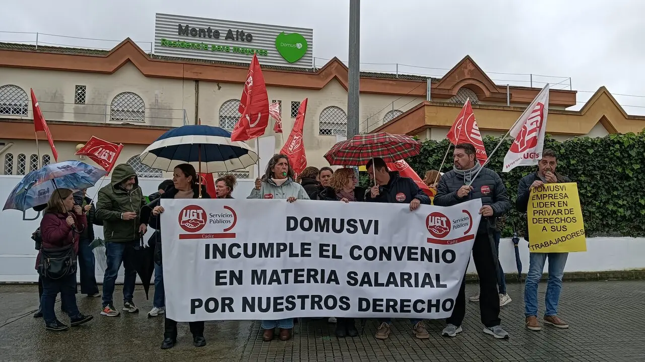  Imagen de la protesta de ayer bajo la lluvia en Montealto. | Kiko S&aacute;nchez 