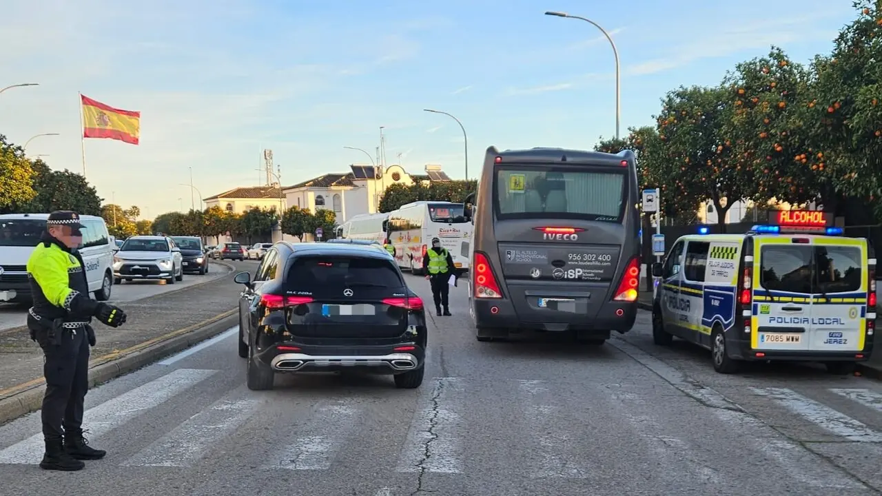  Un control de la Polic&iacute;a Local de Jerez al transporte escolar. |  jerez.es 