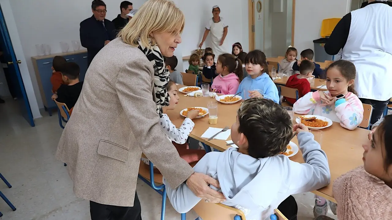  La alcaldesa en la visita al comedor escolar del CEIP Alcazaba. |  jerez.es 