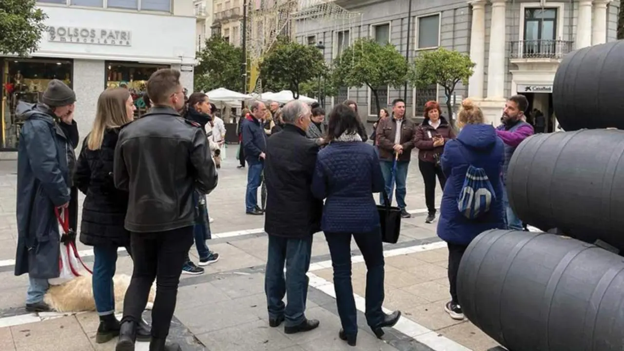  Turistas en la plaza del Arenal.  - Jim&eacute;nez 