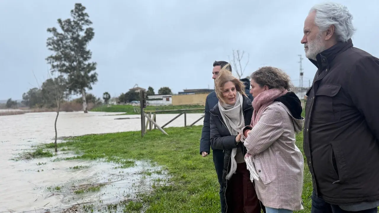  Mar&iacute;a Jos&eacute; Garc&iacute;a-Pelayo, junto al Guadalete a su paso por La Corta. | Viva Jerez. 