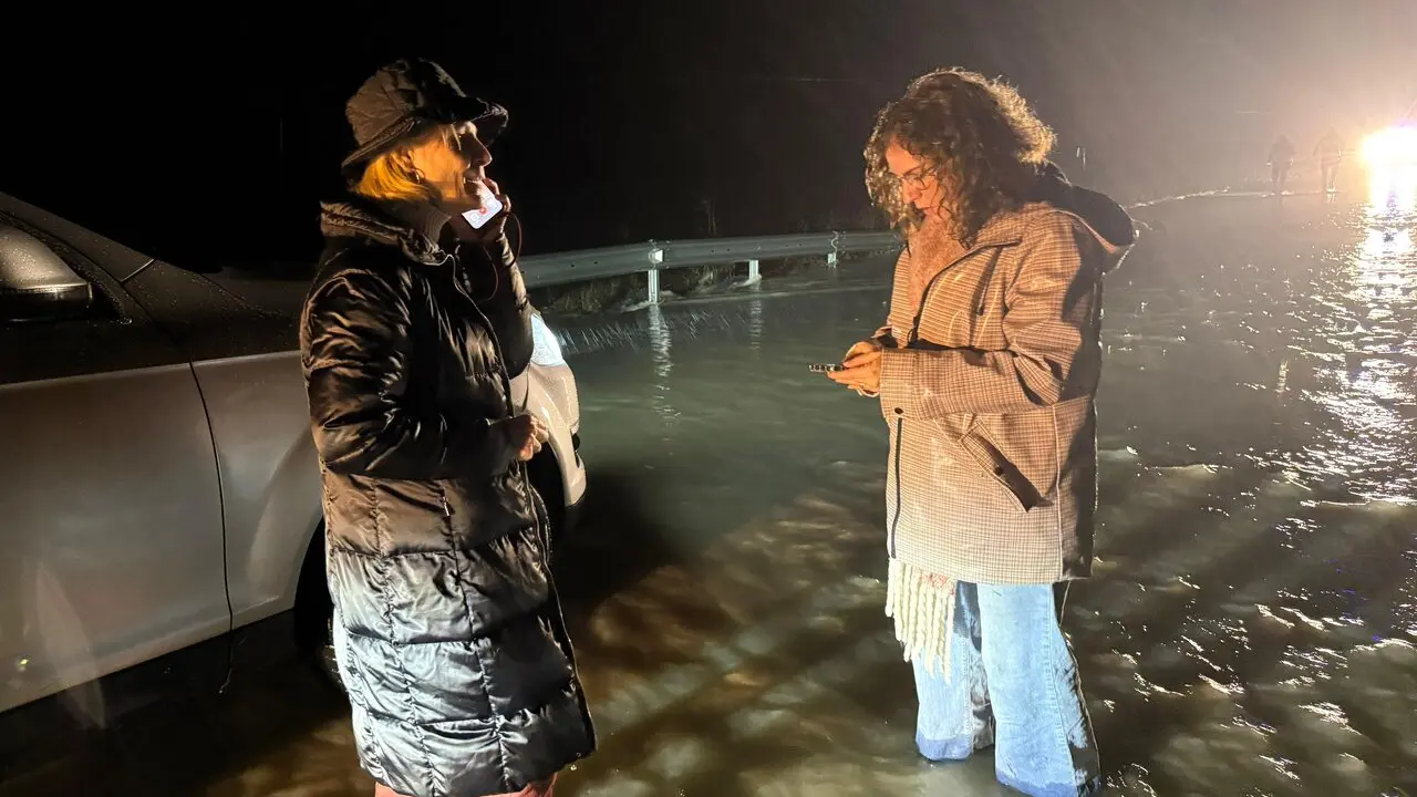  La alcaldesa y Susana S&aacute;nchez Toro en una zona afectada por la crecida del r&iacute;o. | Jerez-es 