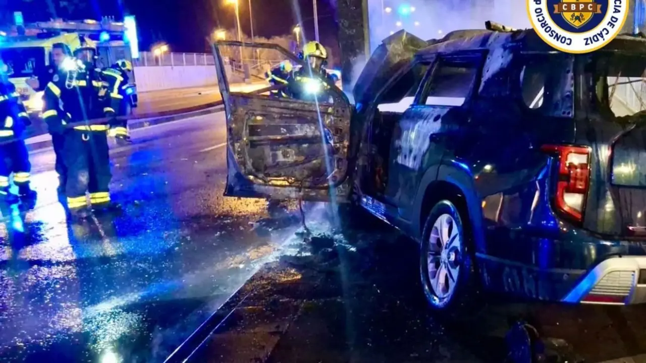  El coche accidentado junto al Hospital. | Bomberos 