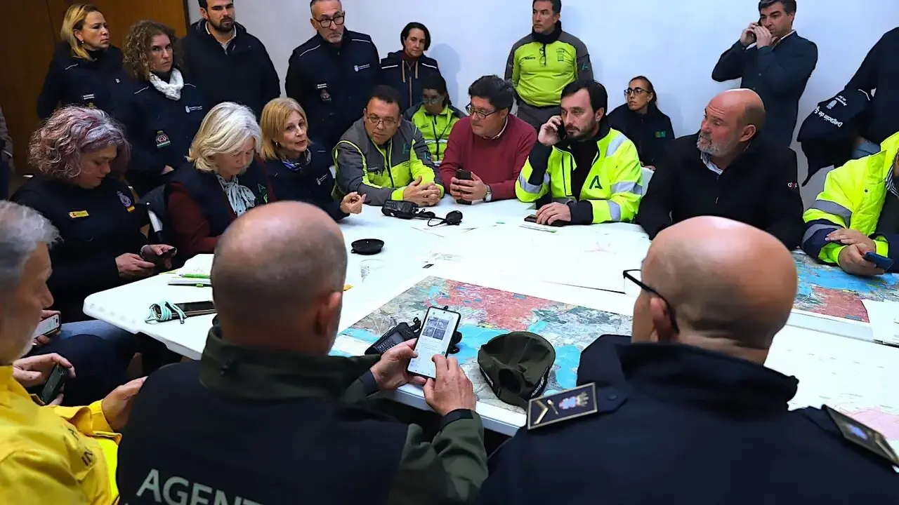 Imagen de la reuni&oacute;n en la que se ha adoptado la decisi&oacute;n en el puesto de mando avanzado de Jerez. | jerez.es