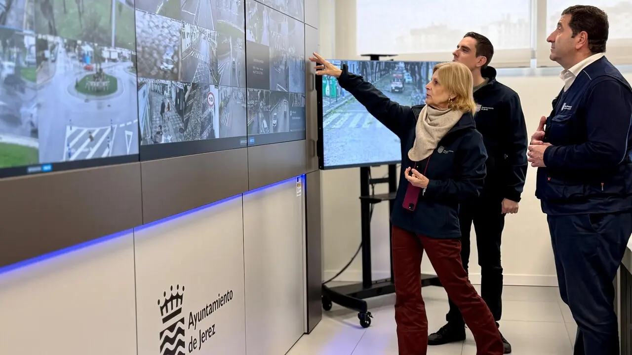  Garc&iacute;a-Pelayo, en el centro de control del Cecop. | Viva Jerez. 
