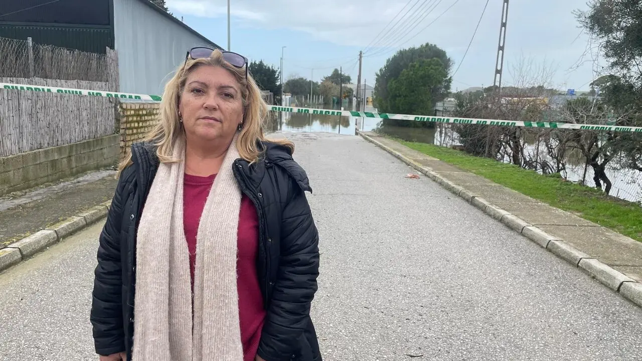  Susana Basto, delegada de Las Pachecas, junto a la zona acotada. | Jim&eacute;nez 