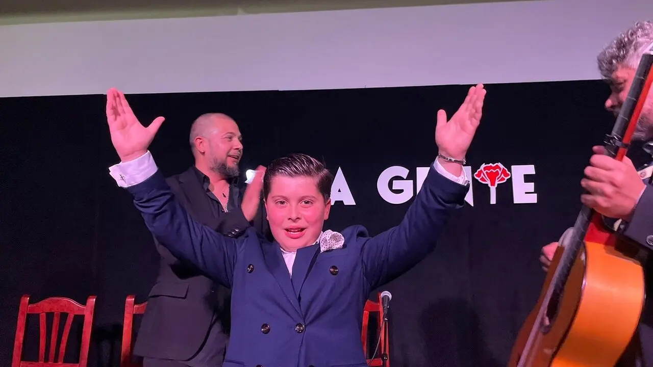  El jovenc&iacute;simo cantaor Manuel Monje durante una actuaci&oacute;n en la Pe&ntilde;a Buena Gente. |  viva 