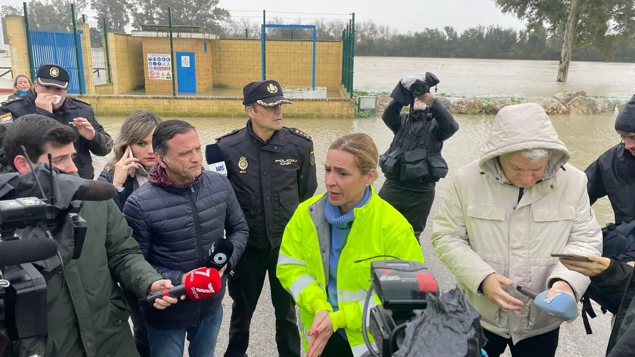  La presidenta de la Diputaci&oacute;n Provincial de C&aacute;diz, Almudena Mart&iacute;nez, ha atendido a los medios en la zona de La Corta. | Jim&eacute;nez. 