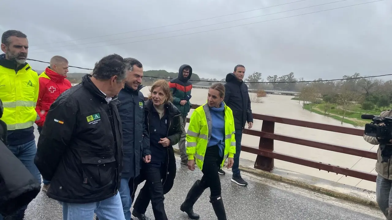  La alcaldesa junto a Juanma Moreno en su visita al puente Cartuja. | Jim&eacute;nez 