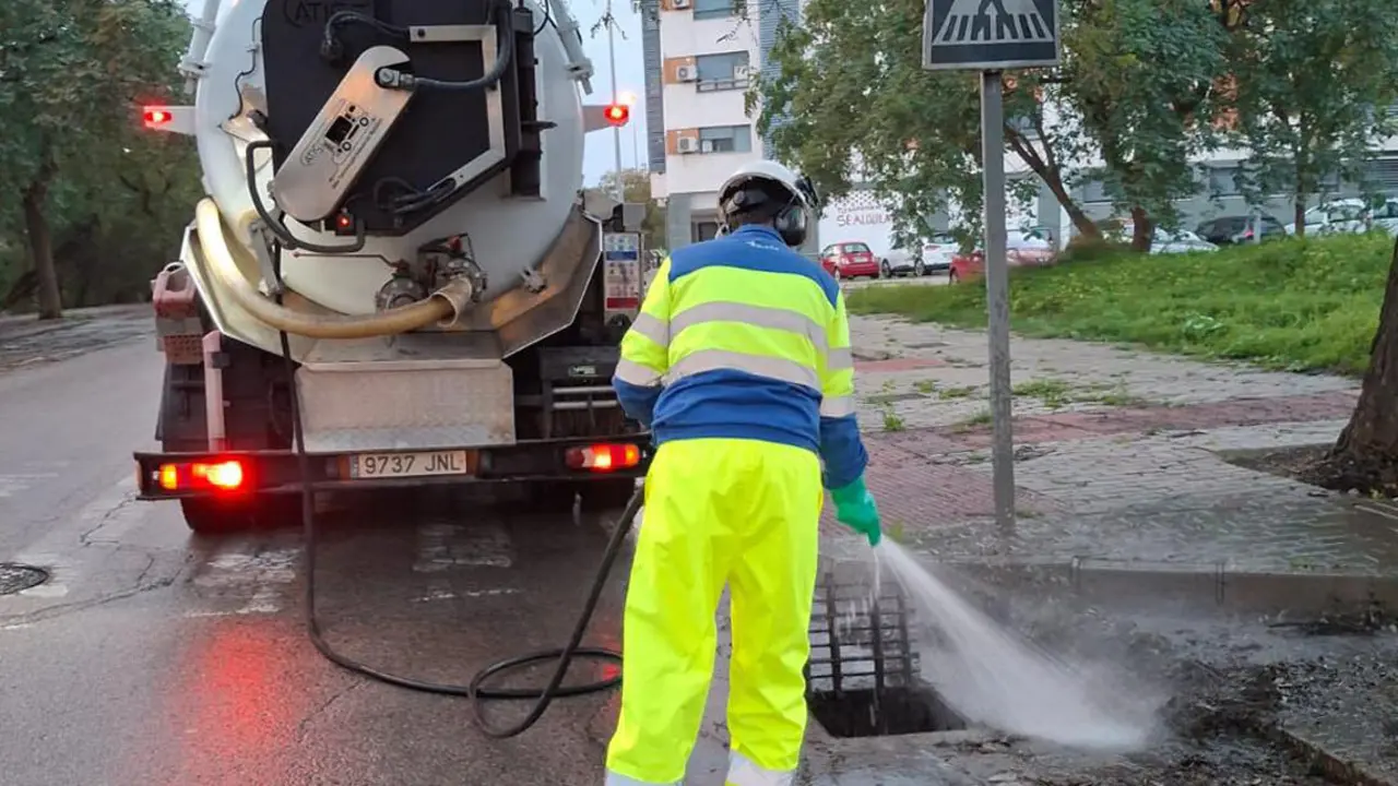  Operarios limpiando imbornales de calles de Jerez. |  jerez.es 
