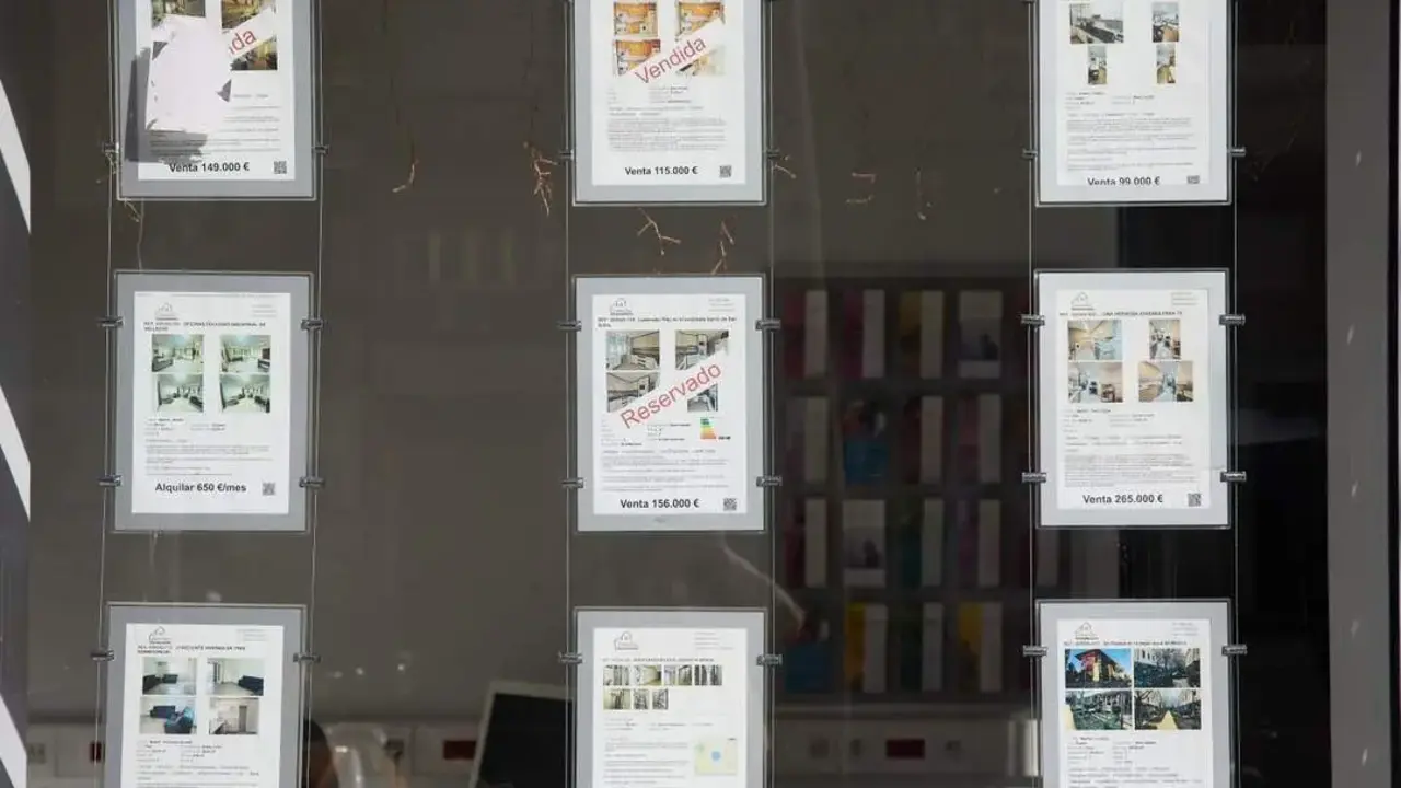 Anuncios de pisos en venta en una inmobiliaria. | Europa Press.