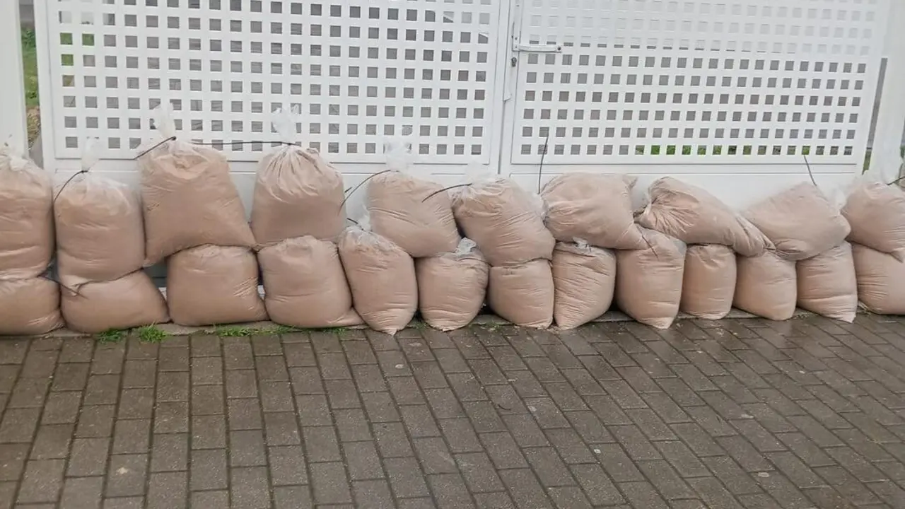 Colocaci&oacute;n de sacos de arena en accesos a viviendas de la zona sur por si se inundan las calles. |  jerez.es 