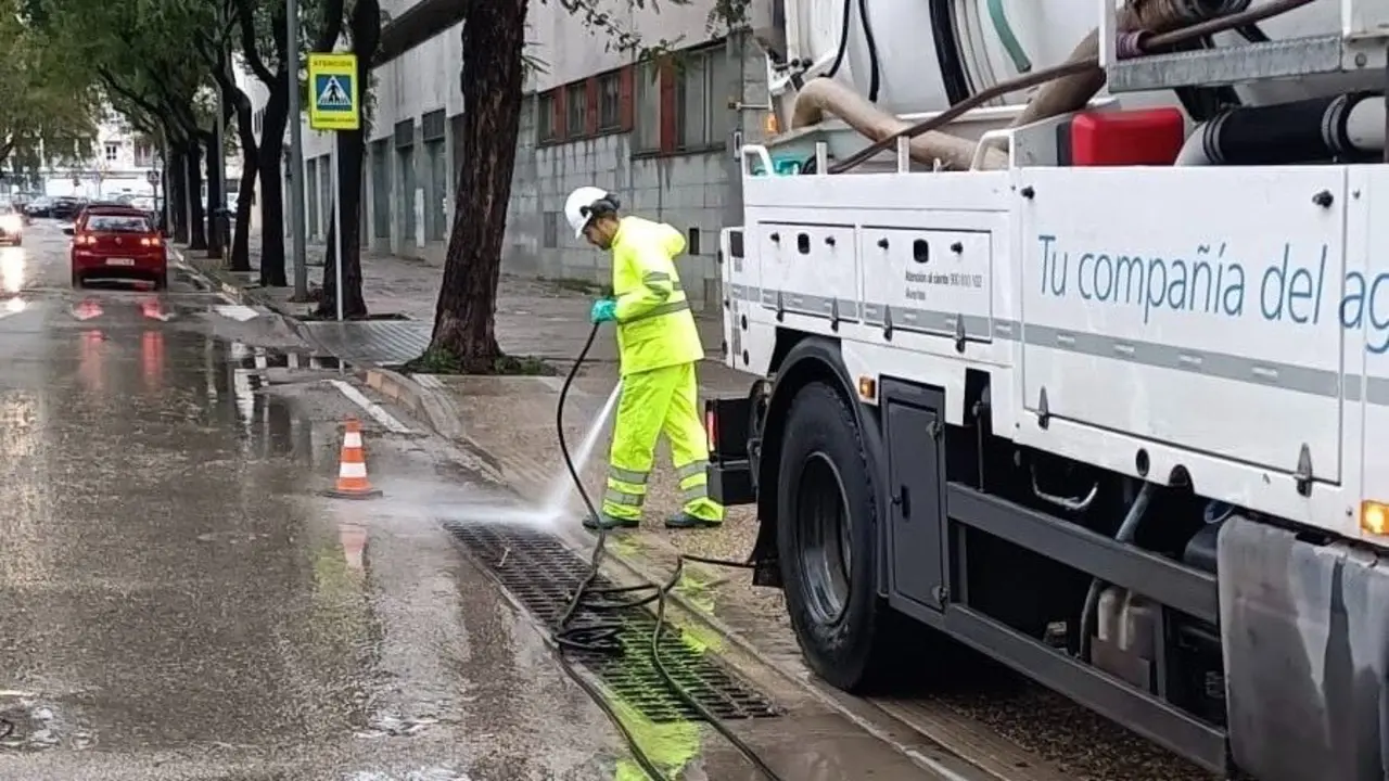  Los servicios p&uacute;blicos tratan de mantener a raya los sistemas de evacuaci&oacute;n de agua. | Viva Jerez. 