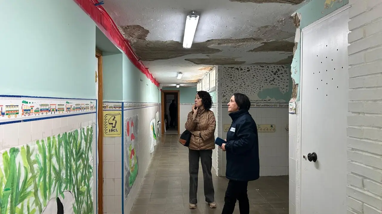  Nela Garc&iacute;a, visitando uno de los colegios afectados. | Viva Jerez. 
