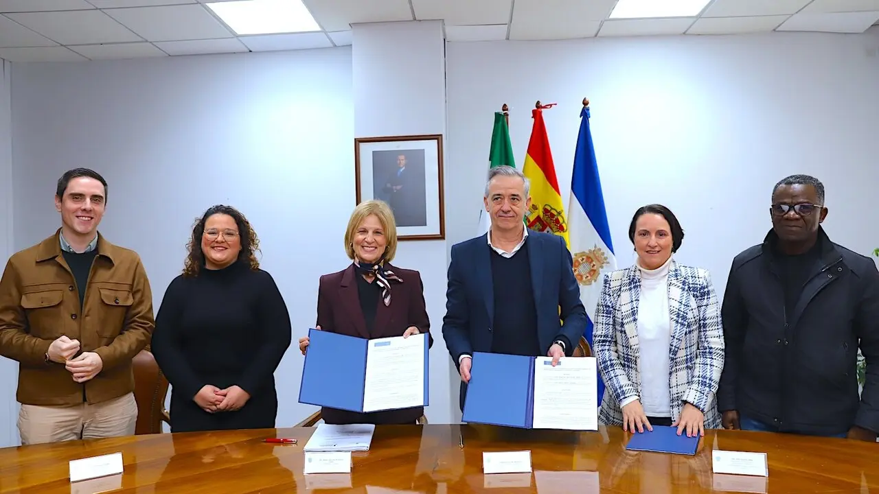  Garc&iacute;a-Pelayo, en la firma del nuevo contrato de limpieza de los colegios p&uacute;blicos. | Viva Jerez. 