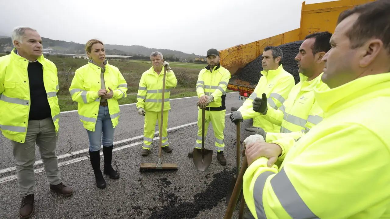  La presidenta de Diputaci&oacute;n visitando una brigada de reparaci&oacute;n de carreteras.  | dipucadiz.es 