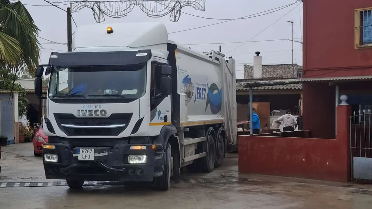  Un cami&oacute;n de UTE Jerez durante la limpieza de las calles de El Portalillo. |  jerez.es 