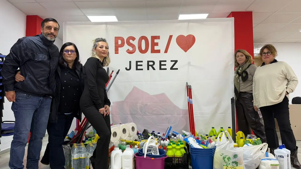  El PSOE con el material de limpieza que repartir&aacute; en la zona rural 
