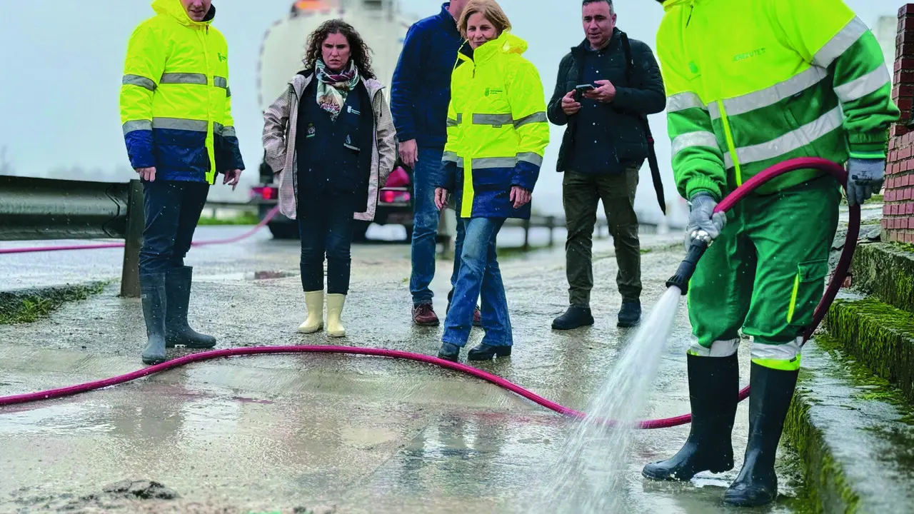  La alcaldesa durante su visita a La Ina este mi&eacute;rcoles. |  Jerez.es 