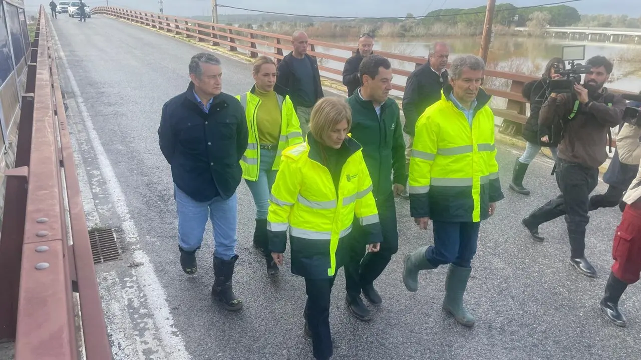  N&uacute;&ntilde;ez Feij&oacute;o, con Juanma Moreno y Garc&iacute;a-Pelayo, en la zona rural de Jerez. | Jim&eacute;nez. 